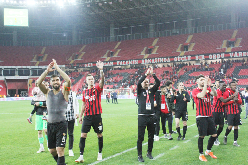 MAÇ SONU TAŞA GİTTİLER