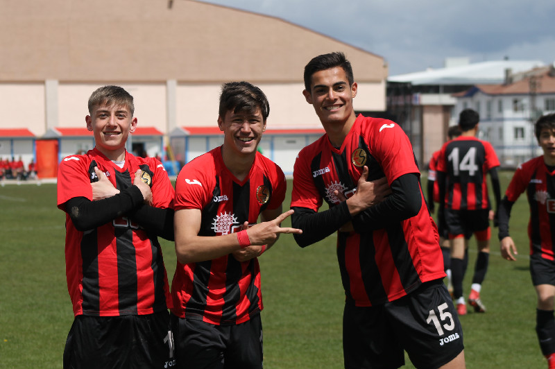 GENÇ ŞİMŞEKLER ALTAY ÖNÜNDE