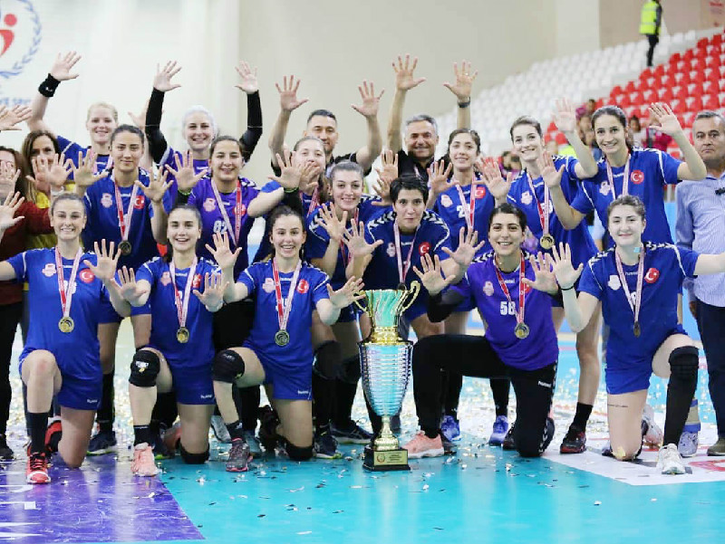 KENDİ MEMLEKETLERİNDE  KUPA SEVİNCİ YAŞADILAR