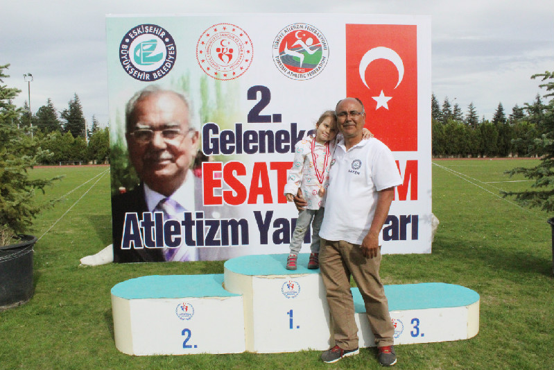 GÜNEŞTE DEDESİNİ ANDI