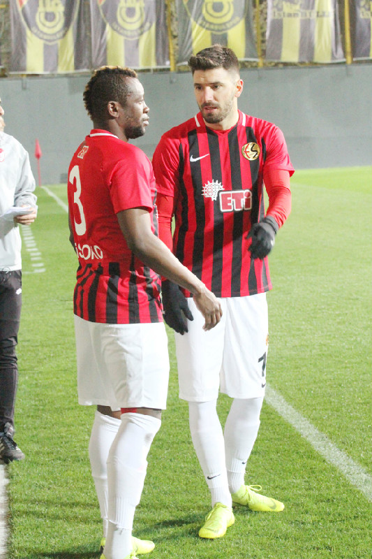 OYUNCULAR FEDAKARLIK YAPTI