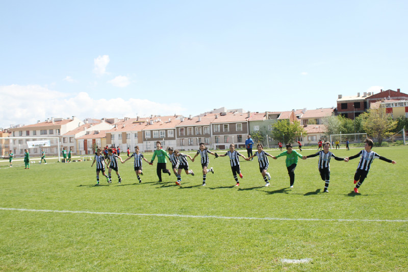 FUTBOL YALNIZCA FUTBOL DEĞİLDİR