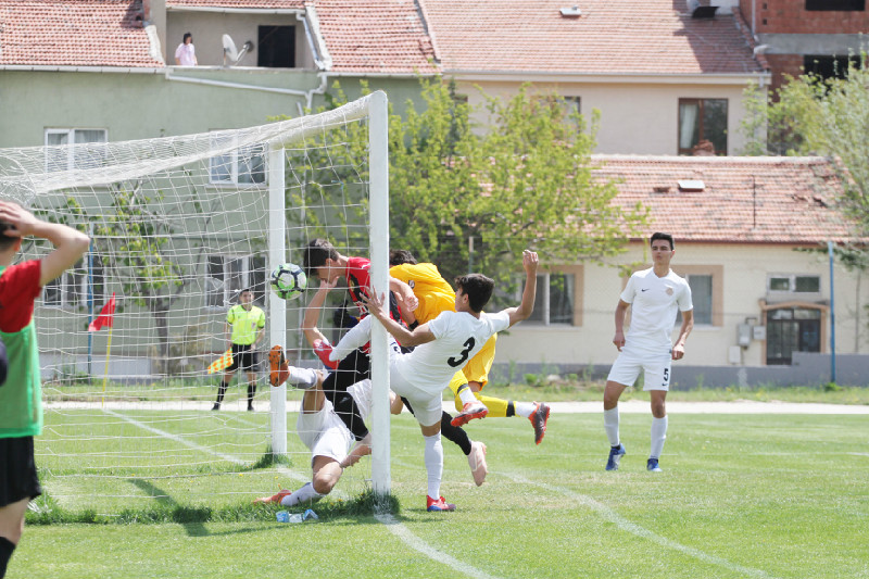 GENÇ ŞİMŞEKLER PERDEYİ KAPATIYOR