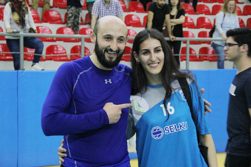 EŞİNİ DE SELKALI YAPTI