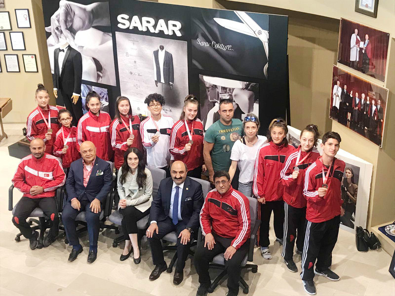 MADALYALARI SARARA HEDİYE ETTİLER