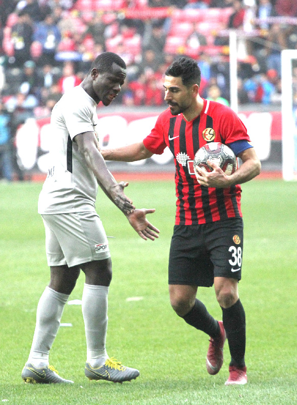 HAKANDA İHTAR ÇEKTİ