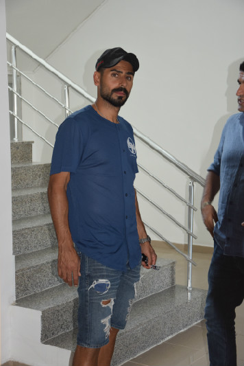 GÖRÜŞTÜ VE GİTTİ.