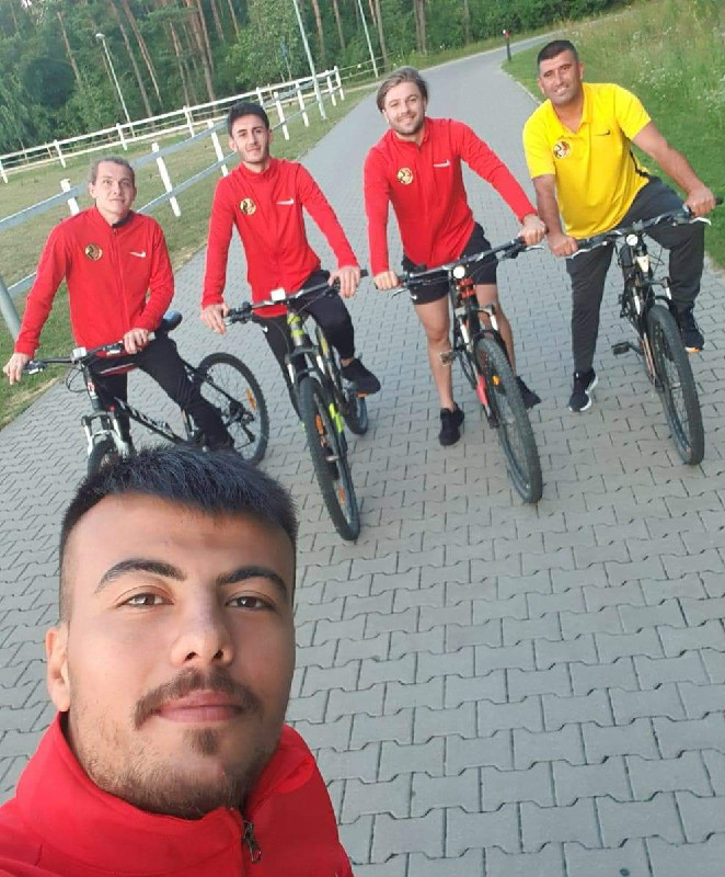 PARA YOK BELKİ AMA  ARKADAŞLIK VAR