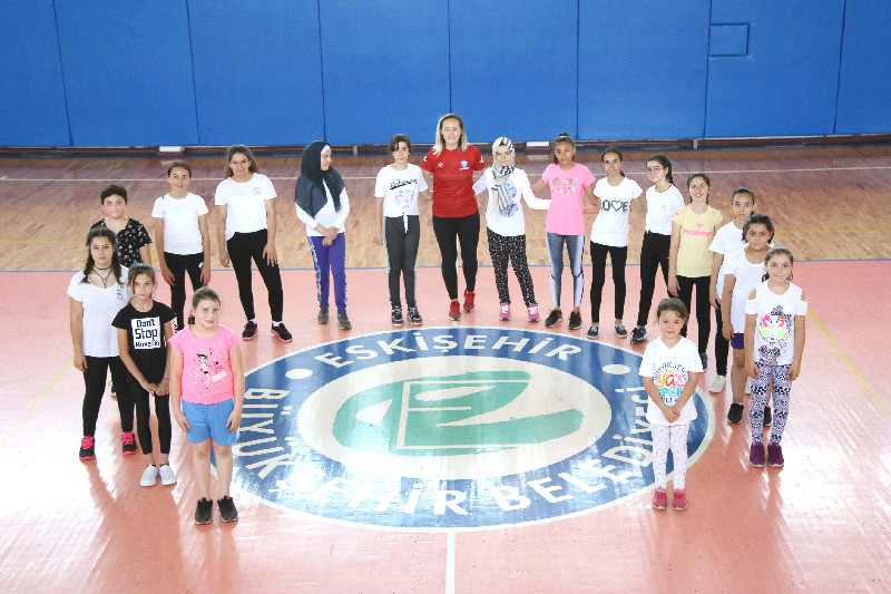 BÜYÜKŞEHİR YAZ SPOR OKULLARINA BÜYÜK İLGİ