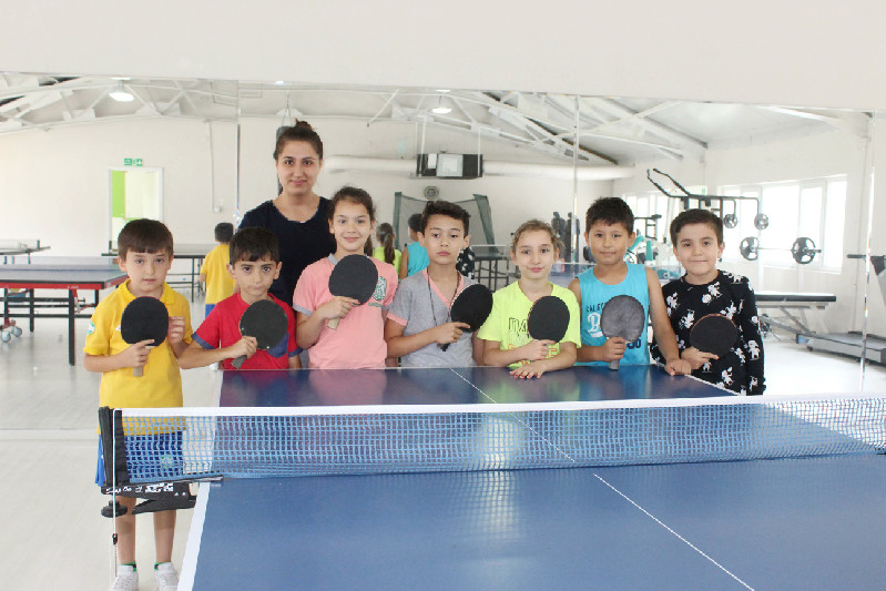 MASA TENİSİNİ SEVDİLER