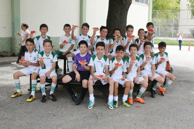 MİNİKLER KARPUZLA SERİNLEDİ