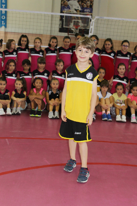 ÇİÇEKLERİN ARASINDA BİR BÖCEK