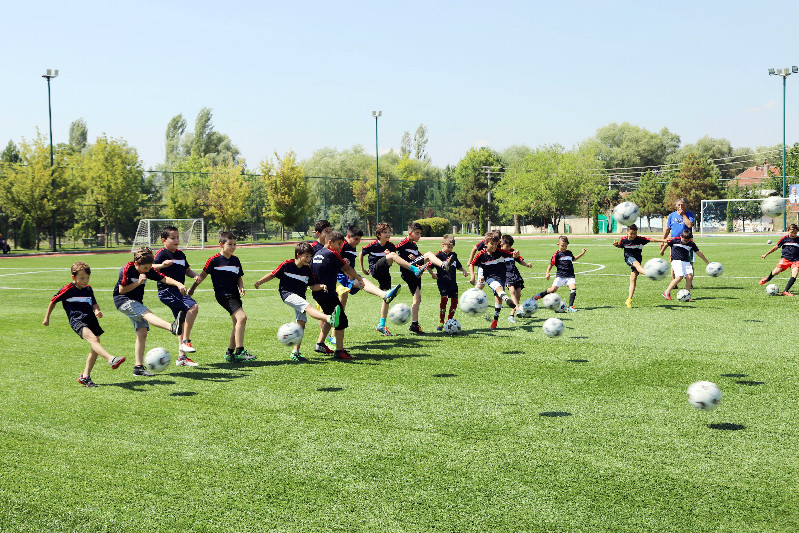 BÜYÜKŞEHİRDE FUTBOL TUTKUSU YAŞANIYOR