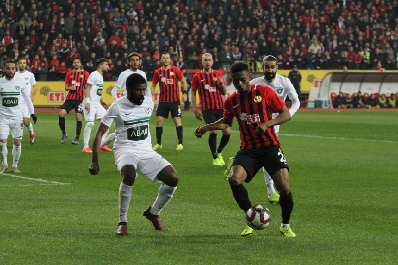 ES-ES DENİZLİ ÖNÜNDE