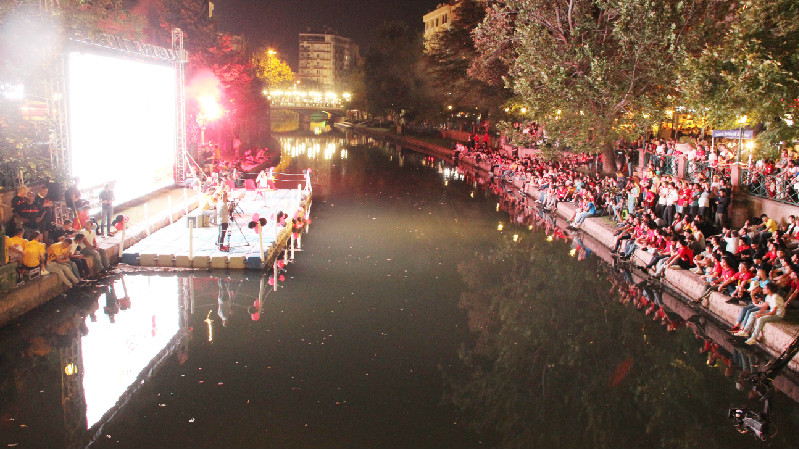 Senin için baş koyduk bu onurlu savaşa, çağırdın geldik koşa koşa