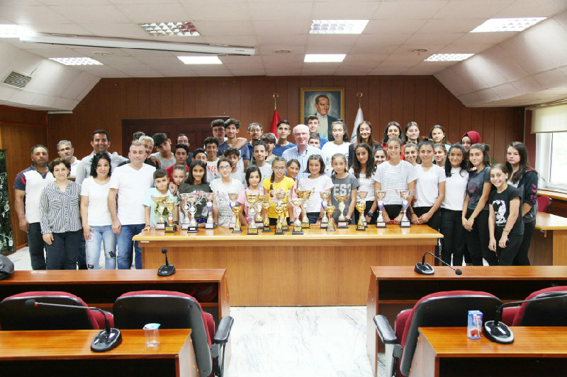 GENÇ ATLETLER BAŞARISINI  KAZIM KURT İLE PAYLAŞTI