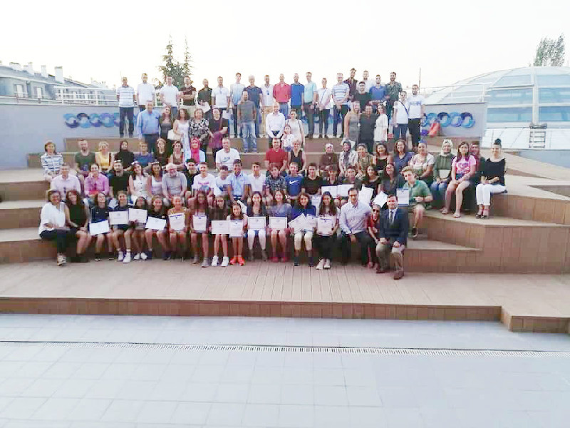 YÜZMEDE BAŞARILI SPORCULAR ÖDÜLLENDİRİLDİ