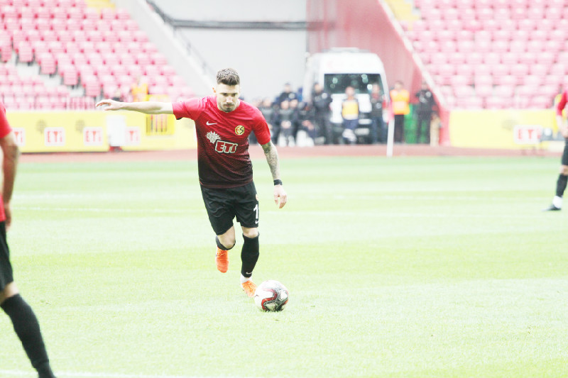 MİLİNKOVİC GELİYOR  SİSSOKO BEKLENİYOR