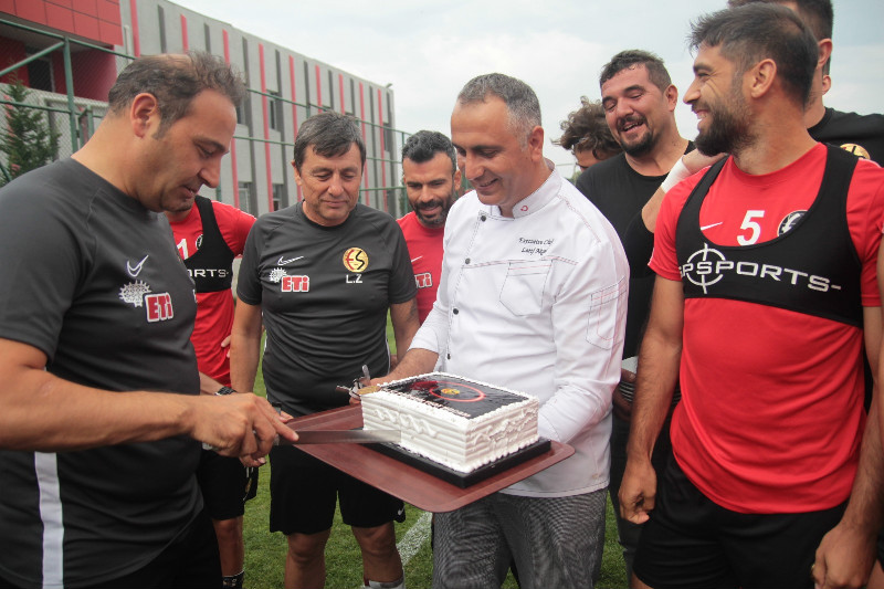 FUAT HOCAYA PASTA SÜRPRİZİ