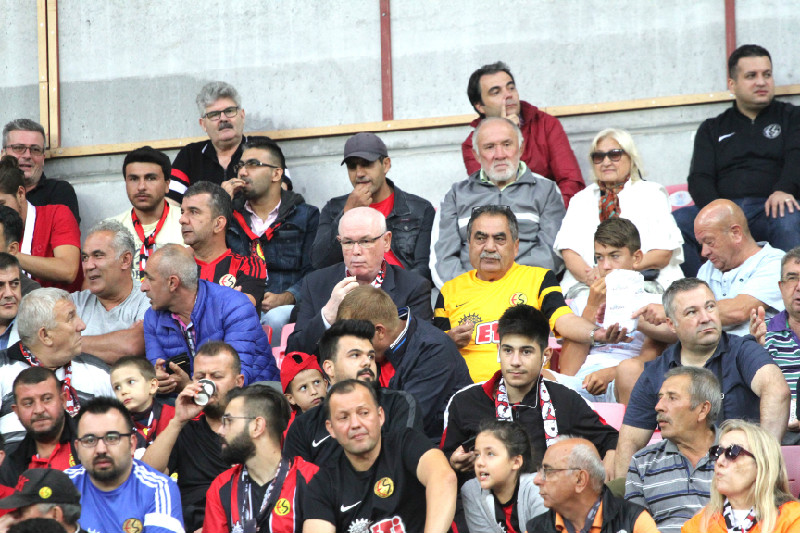 KURT TARAFTAR ARASINDA