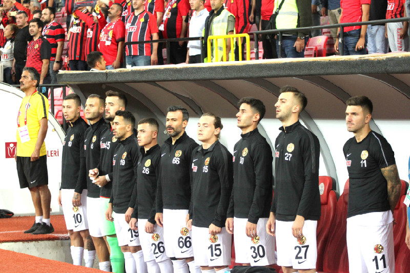 İLK MAÇTA YEDEKLER