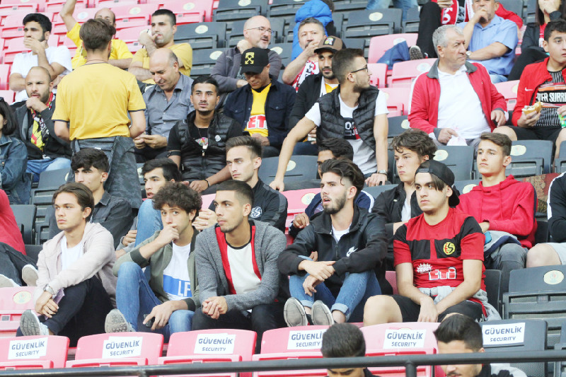 GENÇ ŞİMŞEKLER İZLEDİ