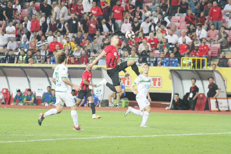 3 MAÇTA 3 SARI KART GÖRDÜ