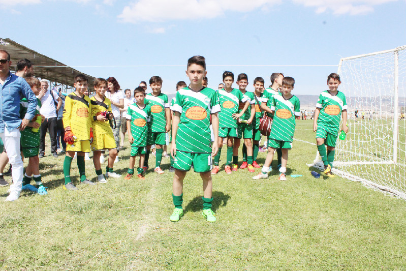 DOĞUM GÜNÜNÜ SAHADA KUTLADI