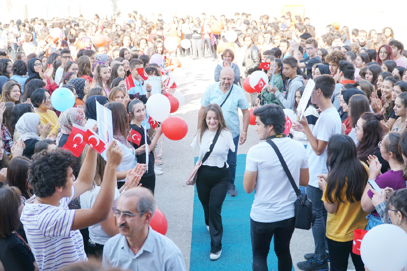 SULARIN ’ALTIN’ KIZI SINIF ARKADAŞLARINA KAVUŞTU