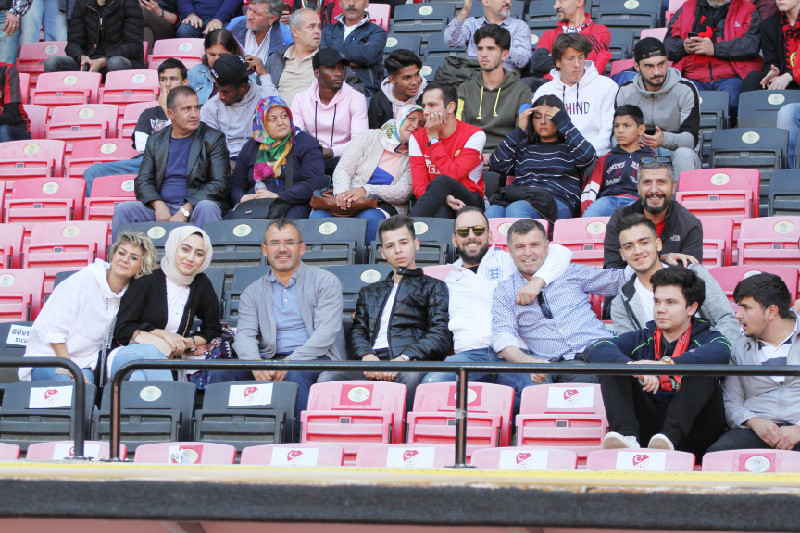 POLAT AİLESİ TRİBÜNDE