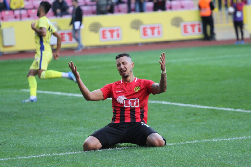 PES ETMEK GİBİ BİR DÜŞÜNCEMİZ YOK