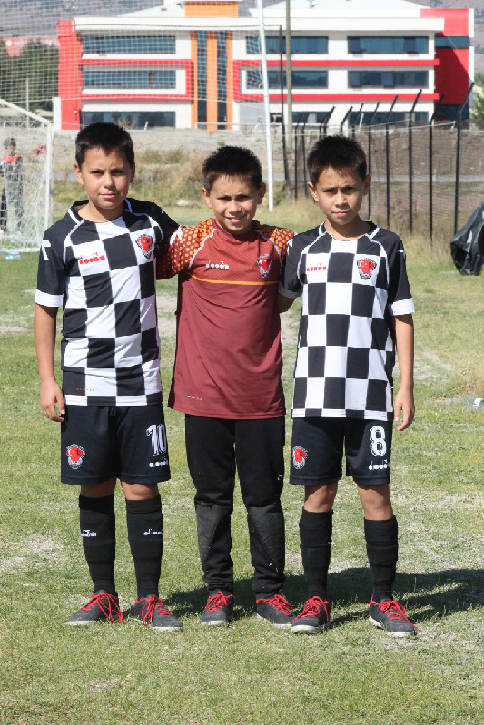 ÜÇÜZLERİN FUTBOL AŞKI