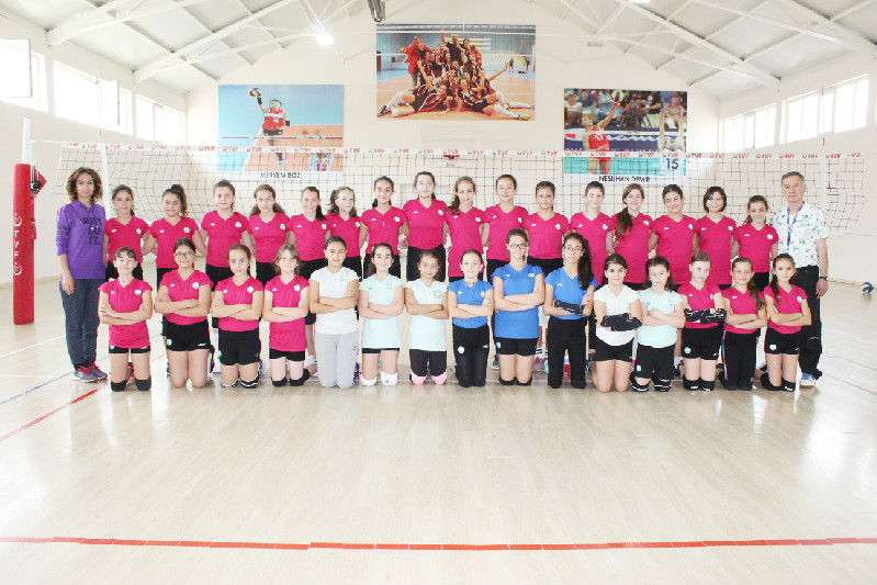 GELECEĞE UMUTLA BAKIYORLAR