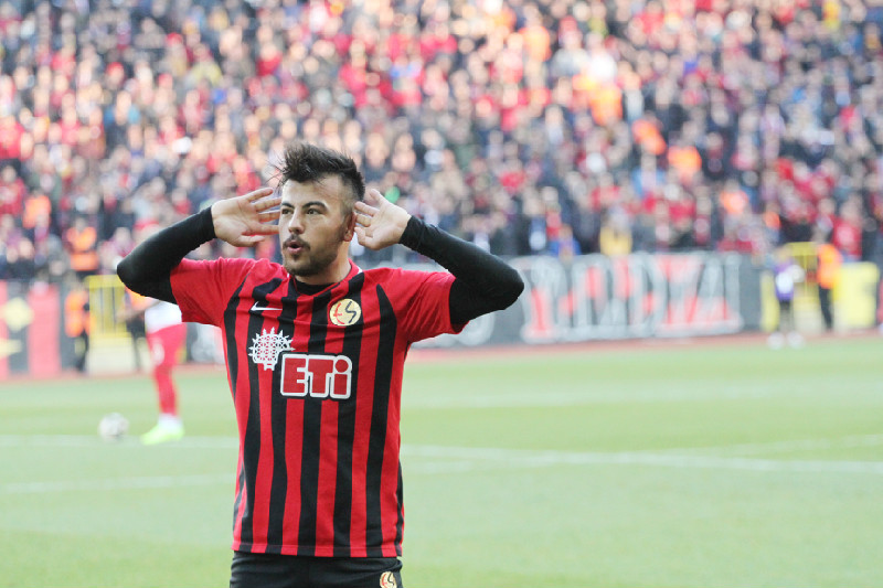 ESKİŞEHİRSPOR FORMASI GİYMEKTEN  DOLAYI ONUR VE GURUR DUYUYORUM