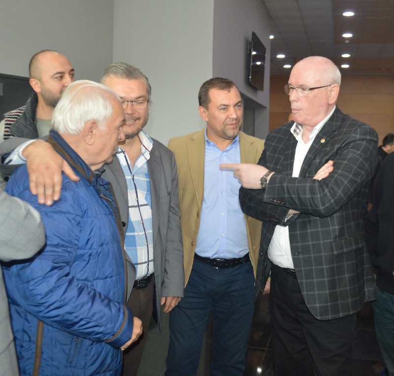 ÜZÜLÜYOR VE UTANIYORUM