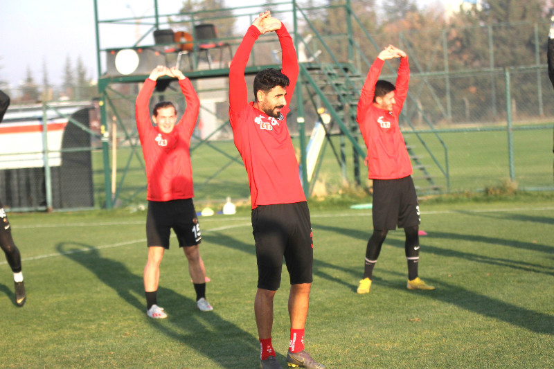 HAKAN ŞANS BEKLİYOR