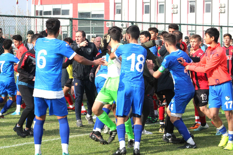 FUTBOL SAHASI DEĞİL SAVAŞ ALANI