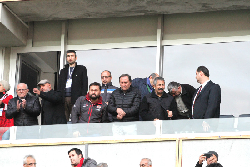 DİNÇ TRİBÜNDEYDİ