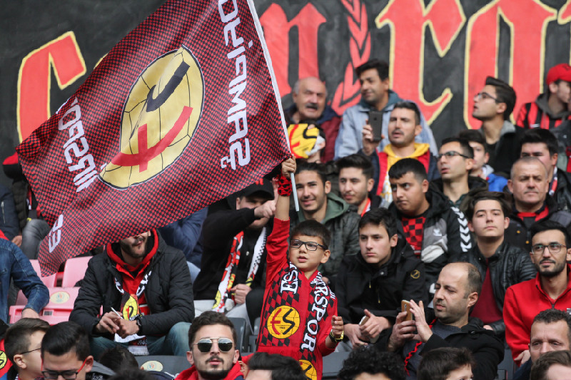 TRİBÜNDE DOSTLUK RÜZGARI