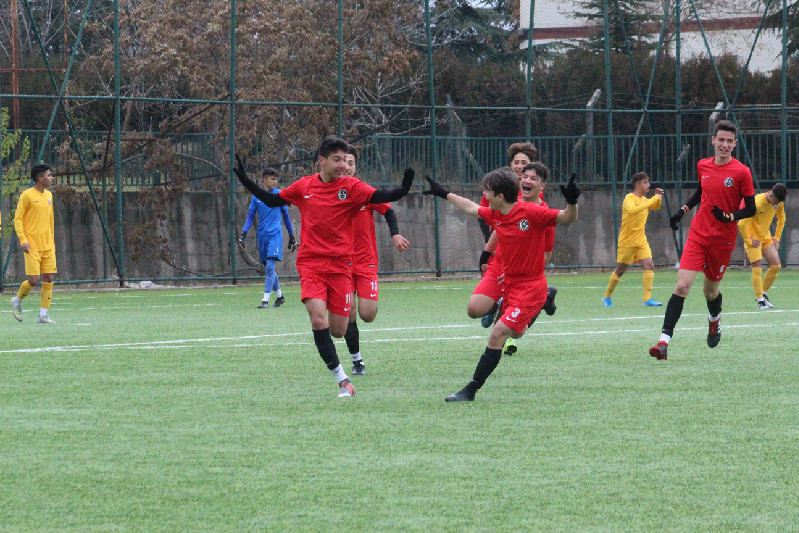 AKADEMİDE ÇİFTE ZAFER