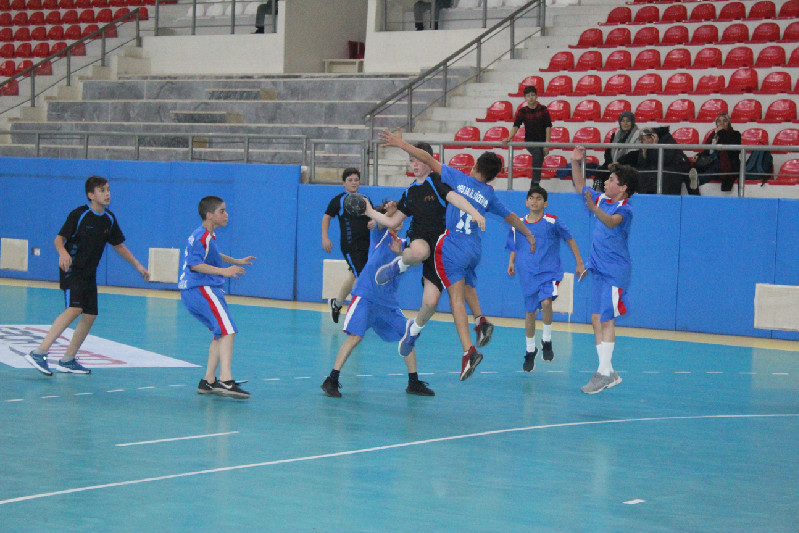 KÜÇÜK HENTBOLCULAR BÜYÜLÜYOR