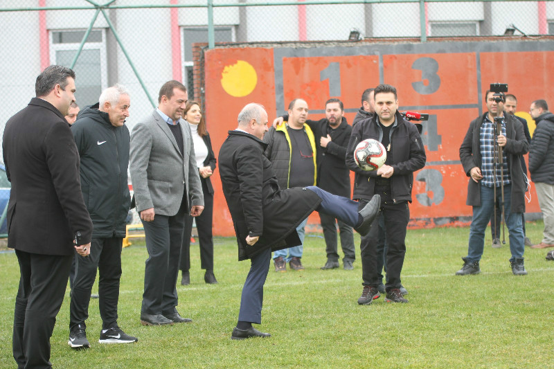 TEKNİĞİNİ  KONUŞTURDU