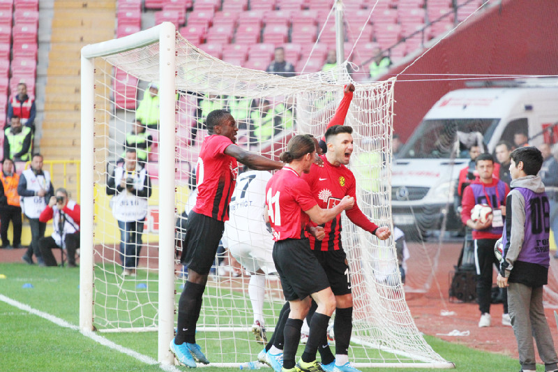 MİLİNKOVİC ES-ESTEN AYRILDI