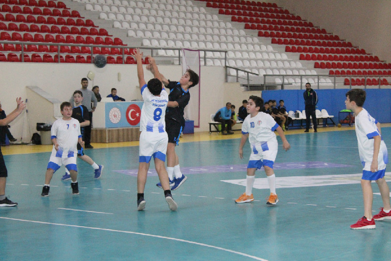 KÜÇÜKLERDE 3. MAÇLAR OYNANDI