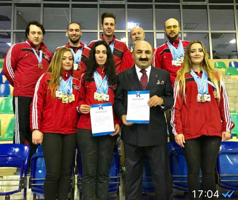 SARARLI YÜZÜCÜLER GURUR YAŞATTI