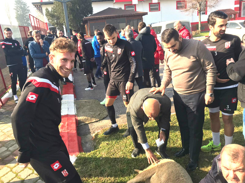 BAL-KES KURBAN KESTİ