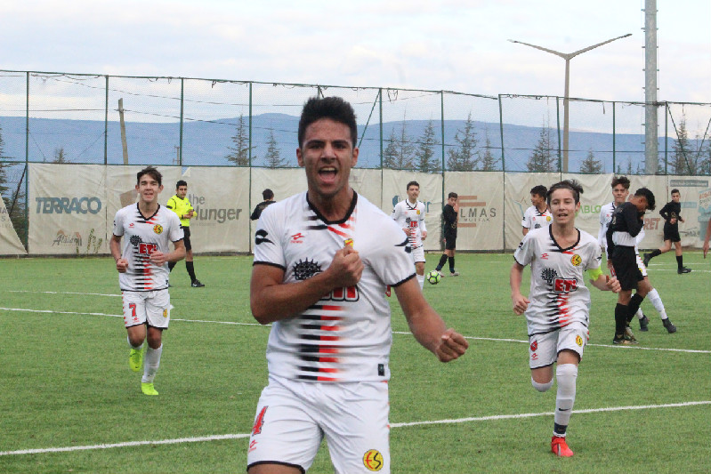 AKADEMİDELER LİDERİ BEKLİYOR