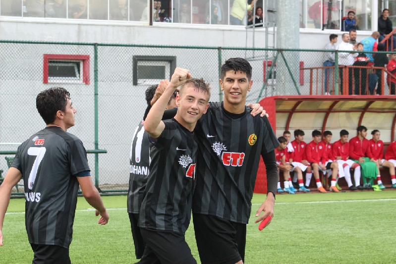 6 GENÇ PROFESYONEL OLUYOR