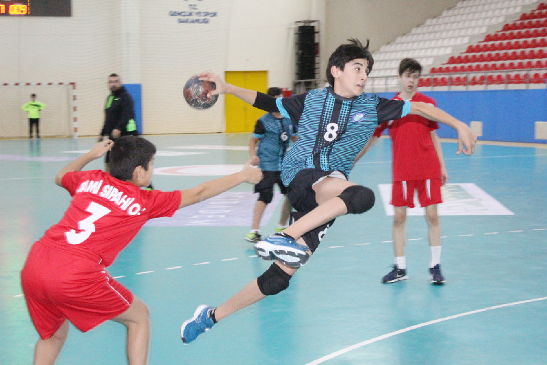 HENTBOLDA ÇEKİŞME BÜYÜK