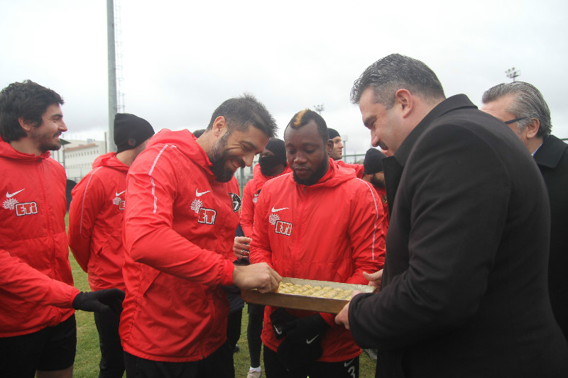 REKTÖR ÇOMAKLIDAN  TATLI ZİYARET